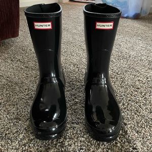 Hunter Women’s Original Short Gloss Rain Boots in black, size 10.